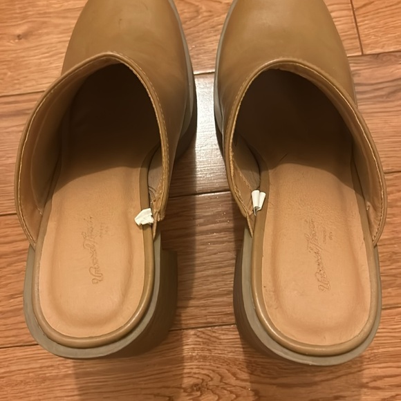 Universal Thread Clogs - Picture 6 of 9